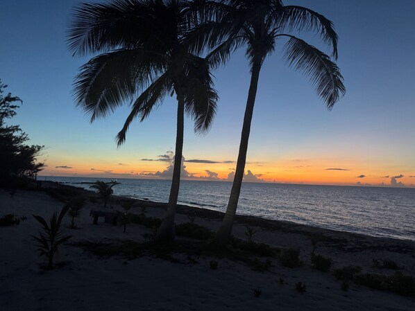 Na praia, espreguiçadeiras, toalhas de praia