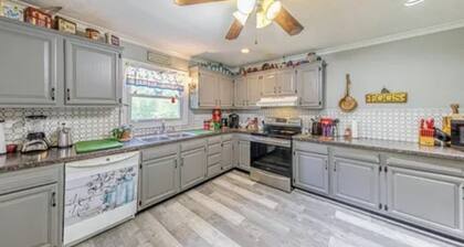 Country Homeplace 4-bedroom Pool-HotTub pets ok Near Toyota