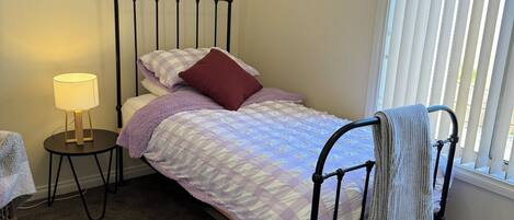 3 slaapkamers, een strijkplank/strijkijzer, beddengoed