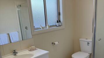 Een douche, een haardroger, handdoeken, zeep