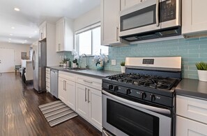 Frigorífico, microondas, lavavajillas y utensilios de cocina