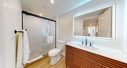 Ocean's Edge: 3BR/3BA Beach Block Condo w/ POOL