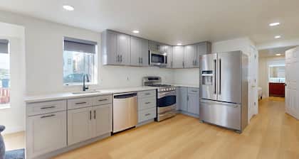 Ocean's Edge: 3BR/3BA Beach Block Condo w/ POOL