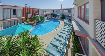 Ocean's Edge: 3BR/3BA Beach Block Condo w/ POOL