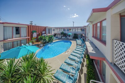 Ocean's Edge: 3BR/3BA Beach Block Condo w/ POOL