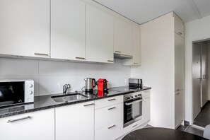 Frigorifero, microonde, forno, piano cottura