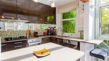 Een koelkast, een microgolfoven, een oven, een vaatwasser