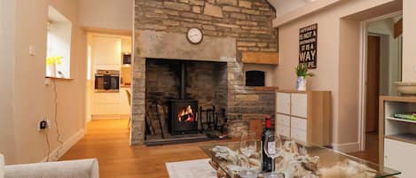 TV, fireplace