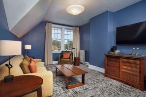 Living area - 2-Bedroom Suite at a 4.5⭐️ Hotel (Sausalito)