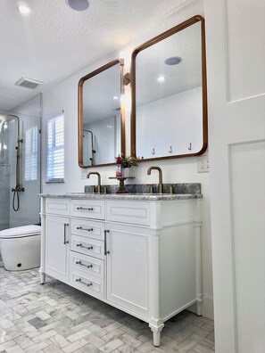 Shower, hair dryer, bidet, towels - Spacious 5-bedroom Pool house walking distance to Beach! In Amazing Seminole (Seminole)