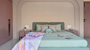 A bedroom with a large bed, two bedside tables, and a wardrobe. - Terrific 1-bedroom bed & breakfast in Cochabamba (Cochabamba)