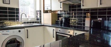 Kühlschrank, Mikrowelle, Ofen, Herdplatte