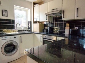 Fridge, microwave, oven, stovetop - 2-Bed - Sleeps 4 - Pet Friendly & Free Parking (Bolton)