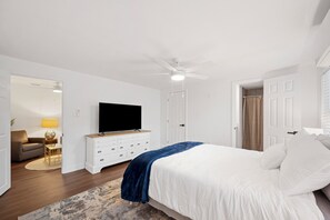 4 slaapkamers, een bureau, een strijkplank/strijkijzer, reisbedje