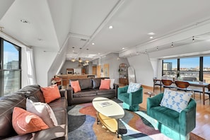 Smart TV - Penthouse • Fiserv, Bars, Perks & Big City Views • Downtown Milwaukee (Milwaukee)