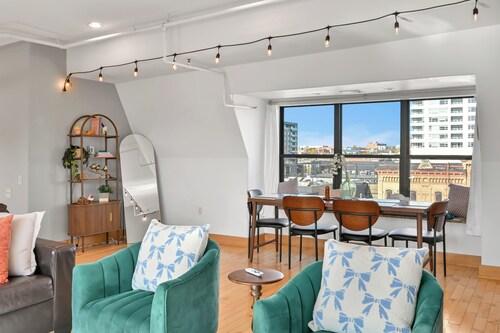 Penthouse • Fiserv, Bars, Perks & Big City Views • Downtown Milwaukee