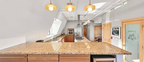 Microondas, horno, placa de cocina, lavavajillas