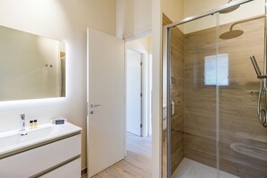 Shower, hair dryer, bidet, towels