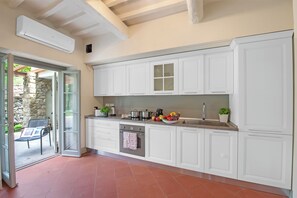 Frigorifero, forno, piano cottura, lavastoviglie