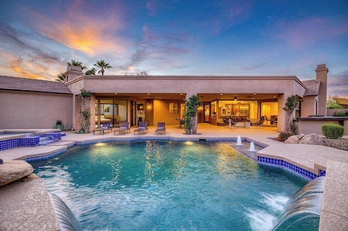 Luxe Scottsdale Oasis With Pool, Hot Tub, Firepit and Outdoor Lounge Avantstay
