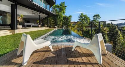 Glass Mansion - Chic Glass Villa in LA Hills With Views, Style & Serenity