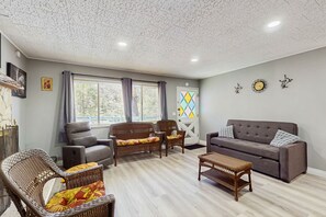 TV, fireplace