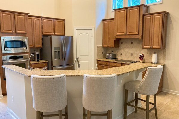 Réfrigérateur, four à micro-ondes, un four, surface de cuisson