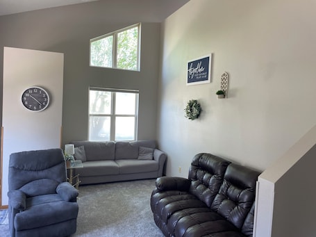 Living area. 3-bedroom townhome in lovely Ainsworth with AC, WiFi