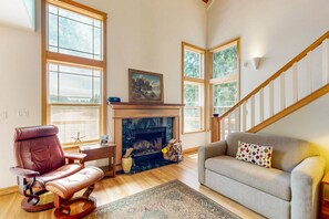 Tv, eldstad, dvd-spelare och ett filmbibliotek