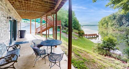 Serene lakefront cabin with dock, pool table, dart board & Wifi