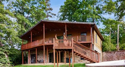 Serene lakefront cabin with dock, pool table, dart board & Wifi
