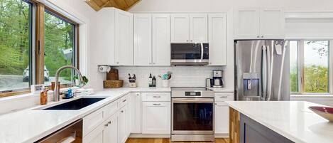 Een koelkast, een magnetron, een oven, een kookplaat