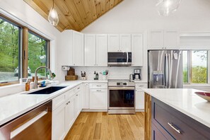 Kylskåp, mikrovågsugn, ugn och spishäll