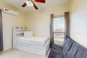 3 habitaciones, tabla de planchar con plancha, internet y ropa de cama