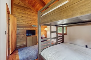 4 bedrooms, iron/ironing board, internet, bed sheets