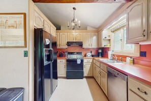 Fridge, oven, stovetop, dishwasher