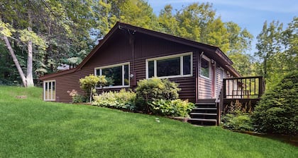 Cozy house nestled in the woods w/ balcony, close to recreation, w/d, wifi, TV