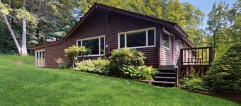 Cozy house nestled in the woods w/ balcony, close to recreation, w/d, wifi, TV