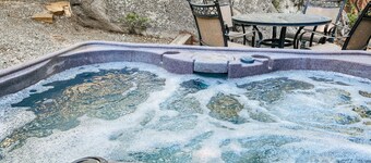 Dog-friendly house w/wood stove, gas grill & private hot tub in serene location