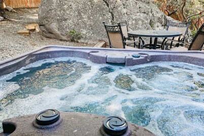 Dog-friendly house w/wood stove, gas grill & private hot tub in serene location