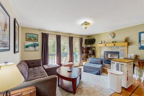 Télévision, cheminée, lecteur de DVD