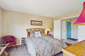 2 bedrooms, iron/ironing board, Internet, bed sheets - Charming Palm Springs Condo with Breathtaking Views & Resort-Style Comforts. (Palm Springs)