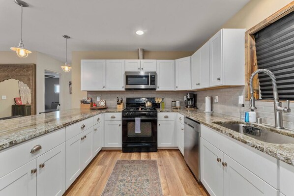 Kühlschrank, Mikrowelle, Ofen, Geschirrspüler