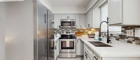 Refrigerador, microondas, horno y parrilla de estufa