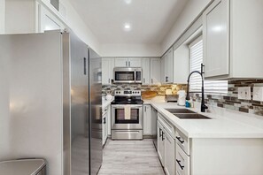 Geladeira, micro-ondas, fogão, cooktop