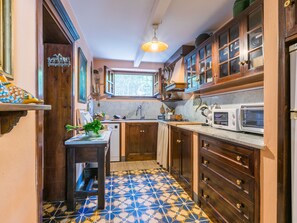 Fridge, microwave, dishwasher, cookware/dishes/utensils