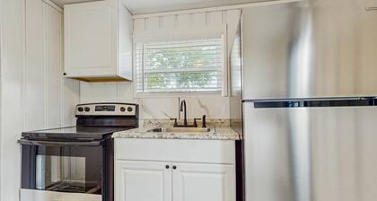 Relaxing coastal cottage with walk to beach, lawn, full kitchen, and AC