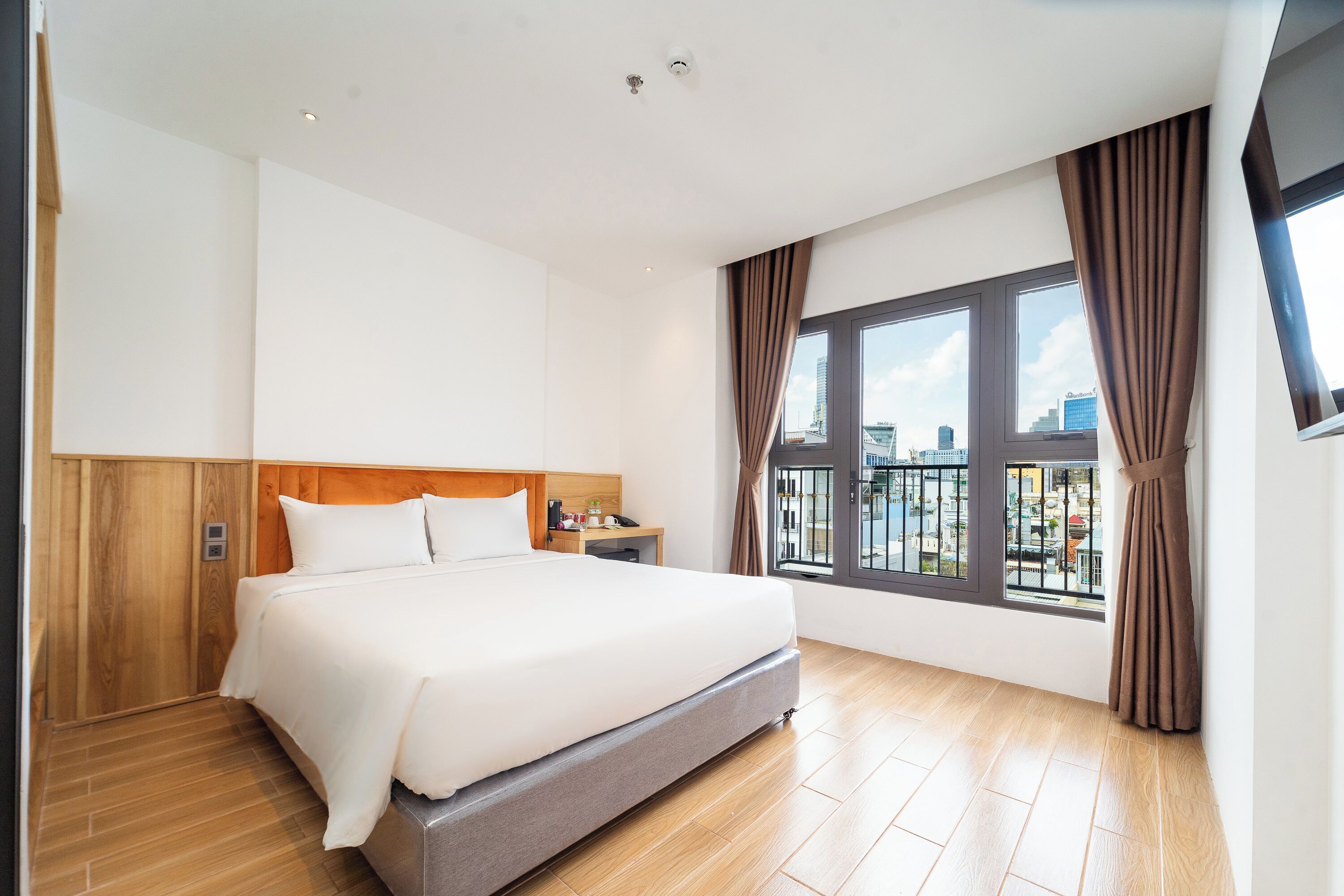 Habitación Deluxe | Ropa de cama de alta calidad y colchones con acolchado adicional