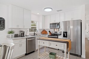 冷蔵庫、電子レンジ、オーブン、コンロ