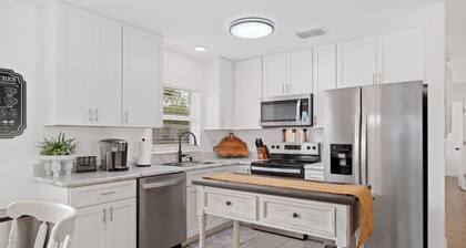 The Carolyn Cottage - 2BR LKLD Pool Home